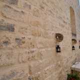 E proprio la parte pi� antica della masseria ospitava le stalle, come suggeriscono le pietre forate presenti sul muro dove venivano legati i cavalli e le mucche
